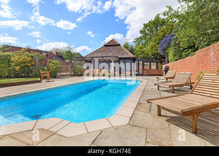 Piscina area piscina nel grande paese home Foto Stock
