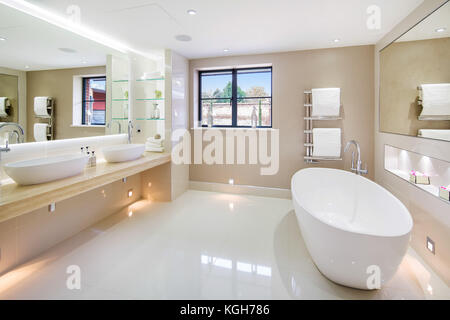 Il lusso moderno bagno in casa grande con pavimenti in marmo Foto Stock