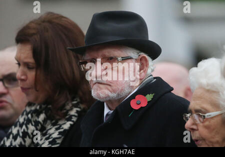 Jim Dixon, che fu gravemente ferito in Enniskillen bombardamenti, assiste l inaugurazione di un nuovo memoriale per le 12 vittime dell'ira 1987 ricordo domenica attentato alla bomba a Enniskillen, Co Fermanagh. Foto Stock