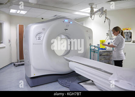 Un radiologo preparare una scansione MRI macchina per un paziente in un ospedale del Regno Unito Foto Stock