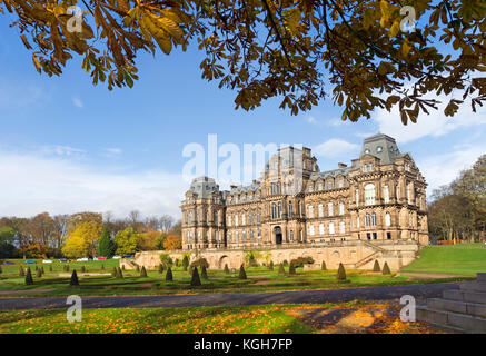 Il Bowes Museum in autunno, Barnard Castle, Teesdale, County Durham, Regno Unito Foto Stock