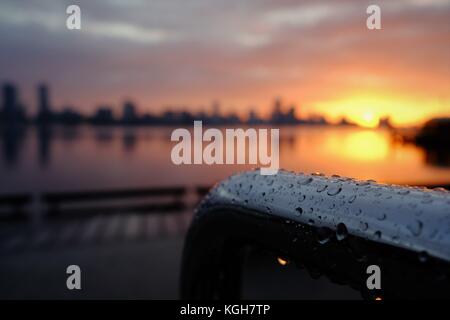 Dopo la pioggia scenic sunrise al fiume Swan, Perth. Foto Stock