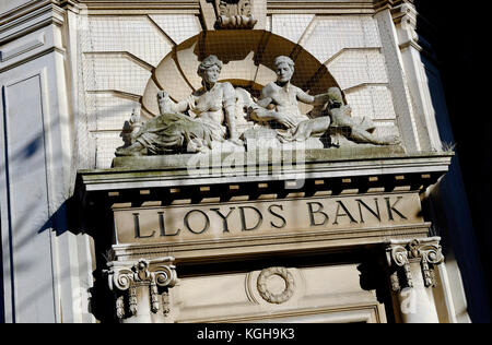 Lloyds Bank segno scolpito in pietra sul periodo vecchio edificio di stile Foto Stock