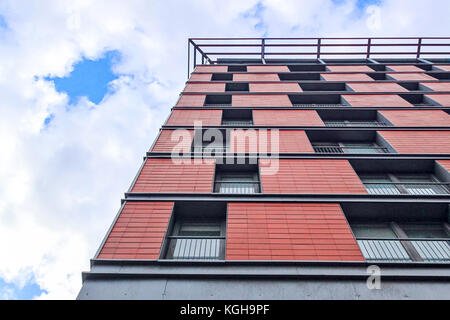 La finestra rossa schema di costruzione. grid pattern su un edificio in glasgow. rosso e grigio a colori. Dettaglio foto esterno di architettura urbana prese durante sunn Foto Stock