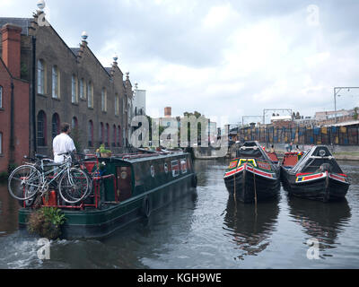 Battelli che passa ogni altro in camden town nei pressi di Camden Lock sul Regent's Canal Foto Stock