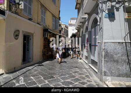 Corfù, Grecia: turisti dello shopping e la ristorazione di Corfu old town corfu Foto Stock