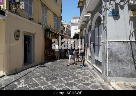 Corfù, Grecia: turisti dello shopping e la ristorazione di Corfu old town corfu Foto Stock