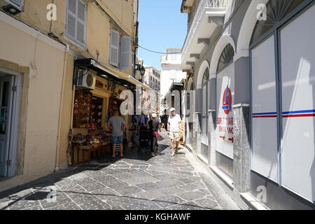 Corfù, Grecia: turisti dello shopping e la ristorazione di Corfu old town corfu Foto Stock