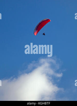 Il parasailing in un cielo blu Foto Stock