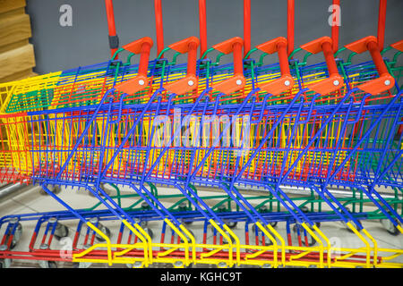 Molti negozi colorati carrelli di shopping insieme Foto Stock