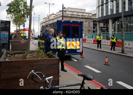 Progetto Servator. Il giorno della Parsons Green Polizia bomba impostare un veicolo check point vicino a London Bridge, Londra, sotto ProjectServator Foto Stock