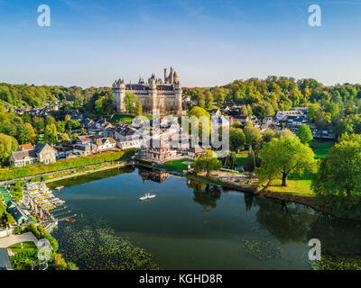 Incredibile castello di Pierrefonds nei dintorni naturali, Francia Foto Stock