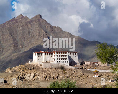 Monastero Buddista stakna gonpa, bianco molti piani dell'edificio con un mantello sorge su una collina tra le montagne, ladakh, India. Foto Stock