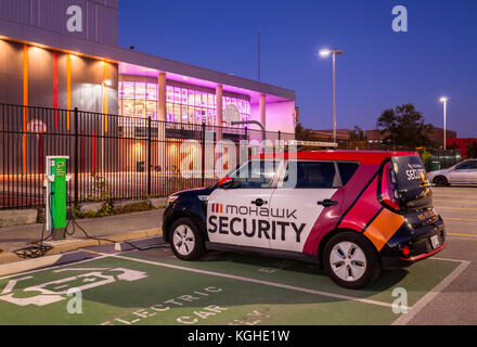 Il veicolo elettrico parcheggio macchie, stazioni di carica e un EV Mohawk Sicurezza del campus auto di fronte all'università Mohawk del Campus di finocchio di Hamilton, Ontario Foto Stock