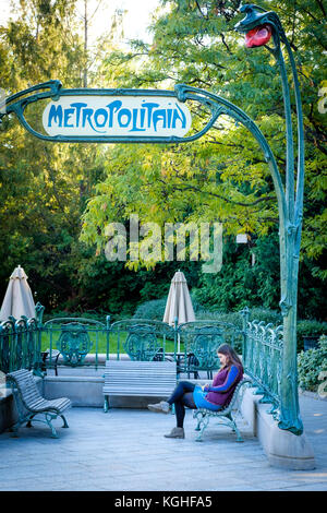 Hector Guimard artwork presso il Padiglione Cafe presso la Galleria Nazionale di Arte Scultura Giardino a Washington DC, Stati Uniti d'America, Stati Uniti d'America. Foto Stock