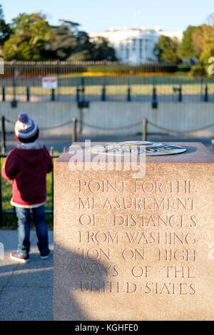 Fase cardine Zero monumento con la Casa Bianca in background, Washington, DC, Stati Uniti d'America, STATI UNITI D'AMERICA Foto Stock