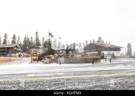 Mammoth Mountain Ski area nei primi giorni di novembre 2017 rendendo neve artificiale di kick off per la prossima stagione di sci Foto Stock