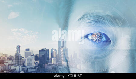 La doppia esposizione, imprenditore il occhio, con globo futuristico e tecnologia grafica. La visione aziendale concetto.Gli elementi di questa immagine sono arredate dalla NASA Foto Stock