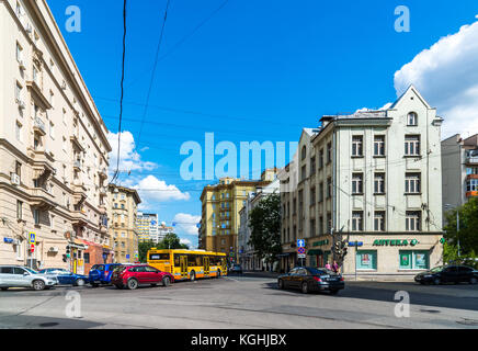 Mosca, Russia - 24 luglio. 2017. Attraversare la strada e gilyarovsky trifonovskaya street Foto Stock