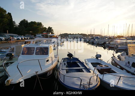 Marina Porec, in Croazia, Europa - luglio 22, 2017: barche e il tramonto Foto Stock