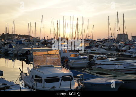 Marina Porec, in Croazia, Europa - luglio 22, 2017: barche e il tramonto Foto Stock