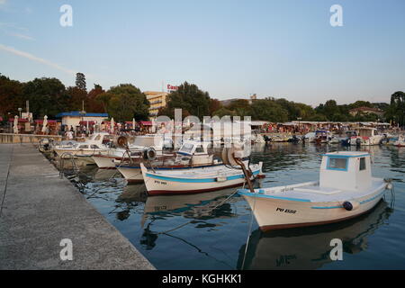 Marina Porec, in Croazia, Europa - luglio 22, 2017: barche e il tramonto Foto Stock