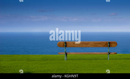 Panca affacciato sul mare Foto Stock