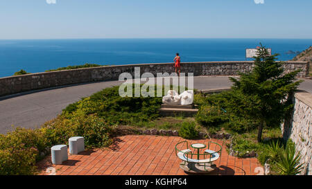 Un parco lungo una strada nel villaggio di furore, Italia. furore, situata sulla costiera amalfitana, si espande dal livello del mare, dove si trova la frazione di fiordo Foto Stock
