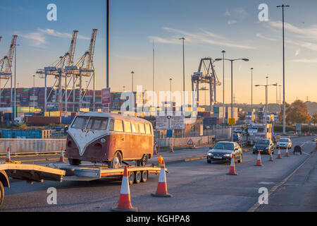 Vw camper van sul rimorchio southampton docks vintage camper Foto Stock