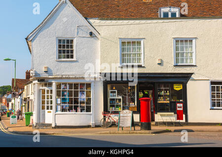 Clare Suffolk UK, vista dei negozi del villaggio tradizionale e un ufficio postale lungo la High Street a Clare, Suffolk, Inghilterra, quartiere di Babergh, Regno Unito. Foto Stock