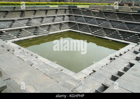 Laghetto storico con gradini di pietra di concio di hampi (vijayanagar), Karnataka, India, Asia Foto Stock