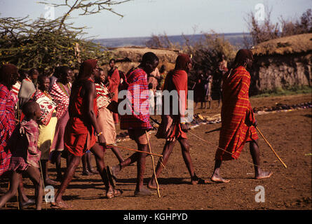 Masai guerrieri in una manyatta vicino Masai Mara Game Reserve, Kenya Foto Stock