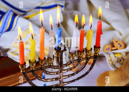 Festa ebraica, simbolo di vacanza hanukkah luminosa incandescente hanukkah menorah - profondità di campo Foto Stock