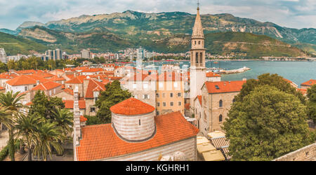 Panorama della città vecchia di Budva: antiche mura, edifici con un rosso tetto di tegole - si tratta di un qualcosa di simile a una mini dubrovnik in Croazia. budva è uno dei th Foto Stock