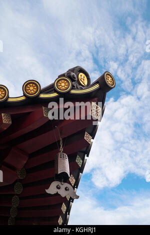 Architettura del tetto del Dente del Buddha reliquia tempio in Singapore Chinatown. Foto Stock