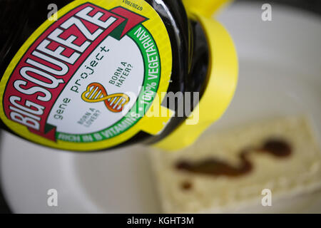 Un vaso di Marmite da 400 g con un cracker di biscotti sotto. Foto Stock