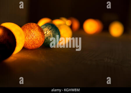 Sfera di cotone luci utilizzate per decorare in festa di natale. Le luci di Natale Foto Stock