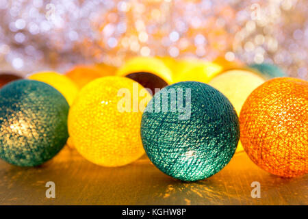 Sfera di cotone luci utilizzate per decorare in festa di natale. Le luci di Natale Foto Stock