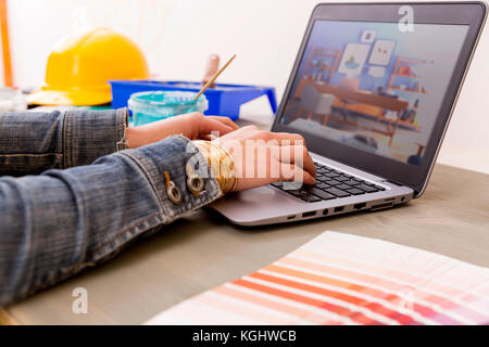 Il design degli interni e la ristrutturazione e concetto di decorazione - donna che lavorano con i campioni di colori per la selezione Foto Stock