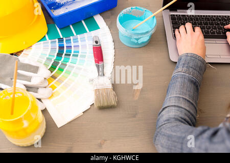 Il design degli interni e la ristrutturazione e concetto di decorazione - donna che lavorano con i campioni di colori per la selezione Foto Stock