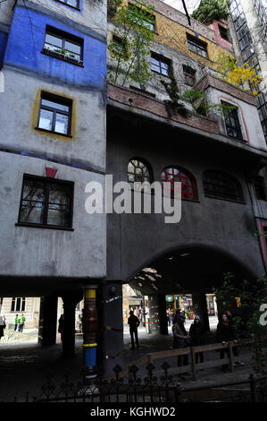 Vienna, Austria, la Kunst Haus Wien ('Art House' - architetto: Friedenreich Hundertwasser) architettura astratta, foto Kazimierz Jurewicz Foto Stock