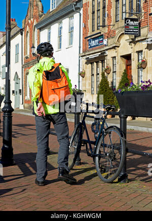 Ciclista con zaino in spalla, St Ives, Cambridgeshire, England Regno Unito Foto Stock