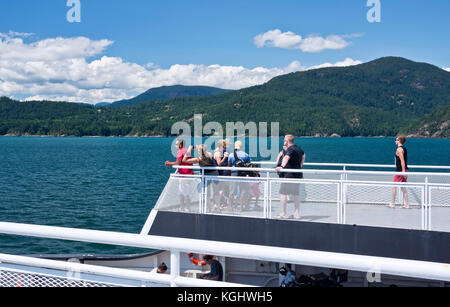 I passeggeri sulla piattaforma esterna di un BC Ferries nave in Howe Sound sul modo di Sunshine Coast . Foto Stock