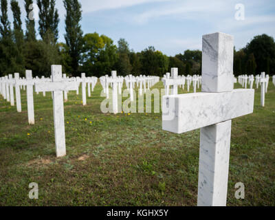 Croci in pietra sul Memorial Cemetery a Vukovar close up Foto Stock