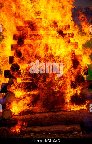 Grande falò di masterizzazione fatte di tronchi con belle fiamme. Foto Stock