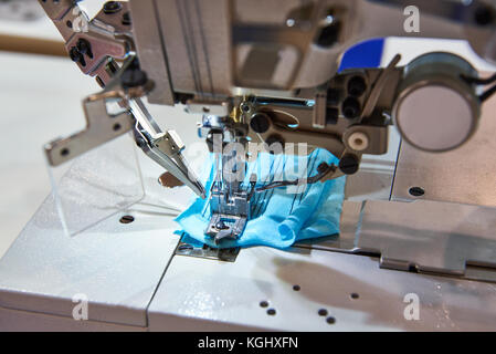 Ad alta velocità a tre-ago cinque-filettati macchina per cucire industriale di piana catenella con built-in e di asservimento automatico fresatura di filettatura Foto Stock