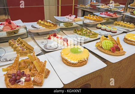 Selezione di dolci sul display in un ristorante di lusso di cibo a buffet bar Foto Stock