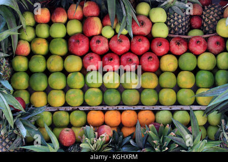 Frutta fresca di mercato. Colorati frutti diversi visualizzati nel mercato. Foto Stock