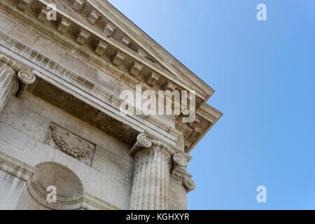 Al di sotto di vista del timpano della Chiesa di San Nicolò chiesa in Verona Foto Stock