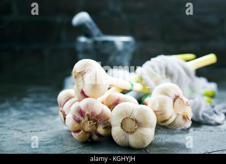 Aglio fresco su un tavolo, stock photo Foto Stock